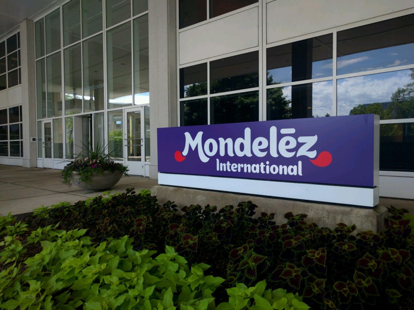 Having international. Монделез Интернешнл Россия продукция. Mondelez Русь. Продукция завода Mondelez. Штаб квартира Mondelez International.