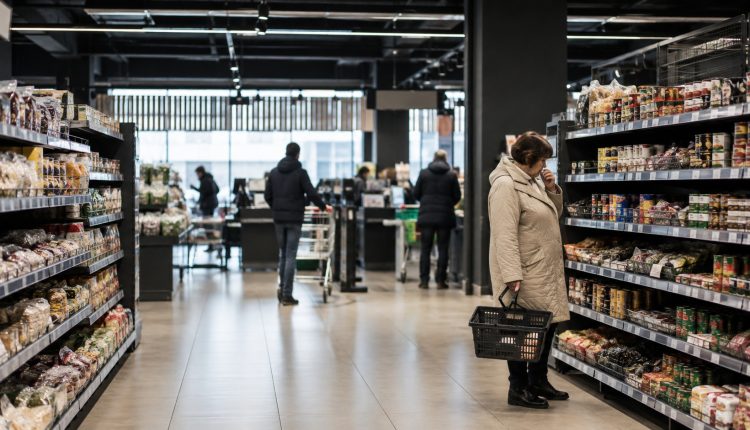 Покупатели в современном продуктовом супермаркете